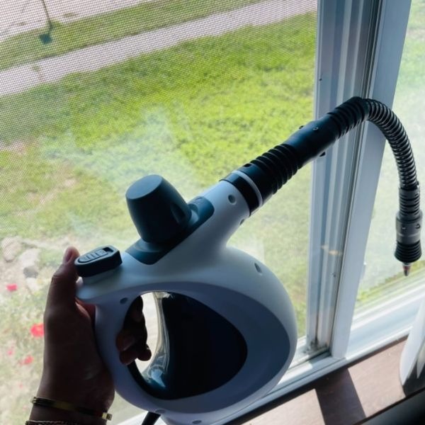 Le nettoyeur vapeur Flotty utilisé sur une fenêtre